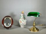 deux lampes et un miroir posés sur une table