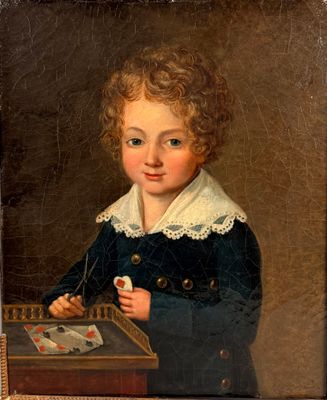 portrait d'un garçon vêtu d'une robe bleue, tenant une carte et jouant à un jeu