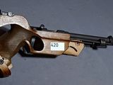 un pistolet posé sur une table