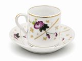 une tasse et une soucoupe blanches ornées de fleurs violettes