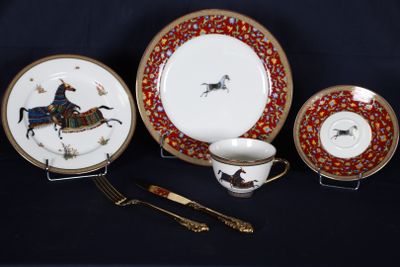 trois assiettes et une tasse ornées d'un cheval