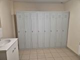 une salle de bains équipée de plusieurs casiers et d'un lavabo