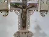 une croix avec un crucifix sur une table