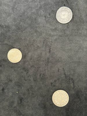 Plusieurs pièces sont disposées en cercle sur une surface noire