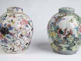deux vases posés côte à côte sur une surface blanche