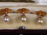 trois paires de boutons de manchette ornés de perles, présentées dans un coffret