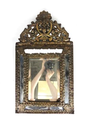 une femme se prenant en photo dans un miroir