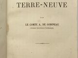 un vieux livre avec une illustration en noir et blanc représentant le titre « Voyage à Terre-Neuve »