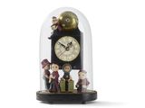 trois figurines sous un dôme en verre orné d'une horloge