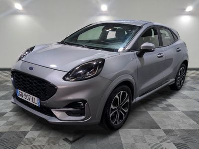 La nouvelle Ford Karry est garée dans un showroom.