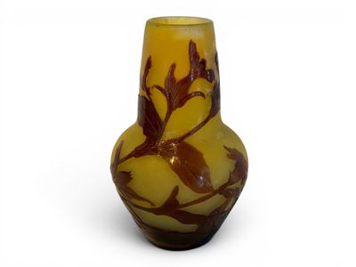 un vase jaune orné d'un motif marron