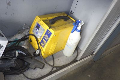 une machine jaune posée contre un mur