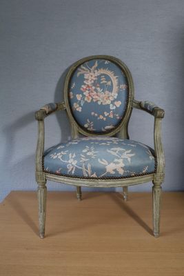 Fauteuil en cabriolet à dossier médaillon, en hêtre relaqué …