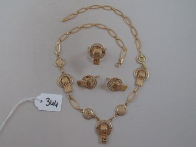 une photo d'un ensemble composé d'un collier et de boucles d'oreilles, avec une étiquette de prix