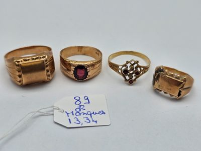 trois bagues en or et une bague sertie d'une pierre rose