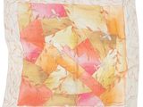 un gros plan d'un foulard carré sur fond blanc