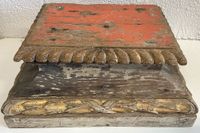 Socle, console, promontoire ancien en bois sculpté avec trac…
