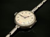 une montre en argent avec des chiffres romains sur un cadran noir