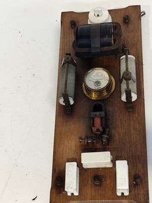 un appareil en bois à fixer au mur, muni d'une horloge