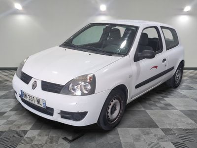 la photo d'une petite voiture blanche garée dans un garage
