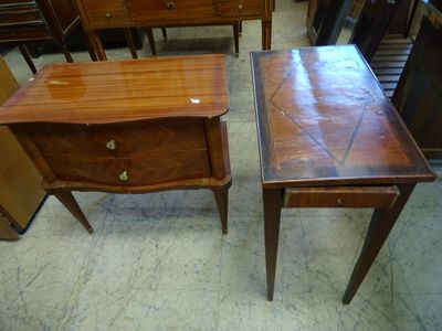 deux tables en bois avec tiroirs dans une pièce