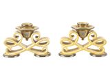une paire de bougeoirs en or ornés de motifs en spirale