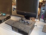 deux écrans d'ordinateur et un clavier posés sur une table