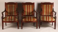 Suite de six fauteuils en acajou et placage d’acajou à dossi…