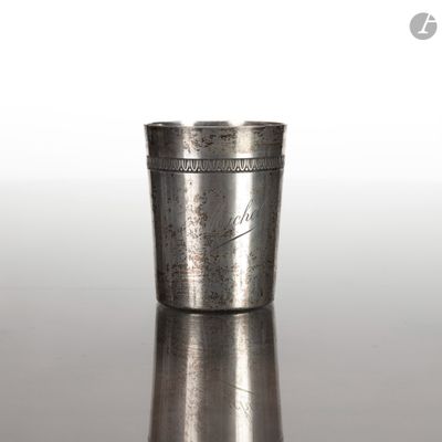 une coupe en argent posée sur une table