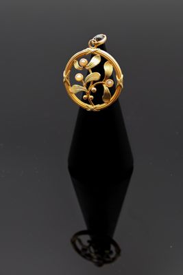 Gros plan sur une bague en or ornée d'une fleur