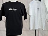 deux t-shirts suspendus à un portant dans une pièce