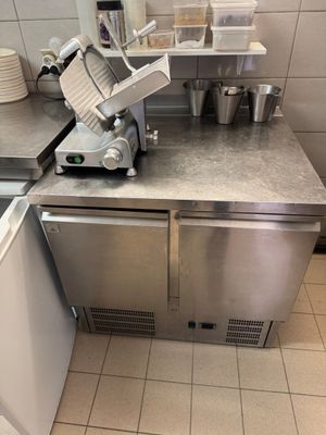 a machine that is sitting on a counter in a kitchen