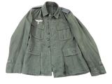 une image représentant une veste militaire sur fond blanc