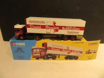 deux camions jouets posés l'un sur l'autre