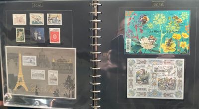 une photo d'un livre sur lequel sont apposés plusieurs timbres