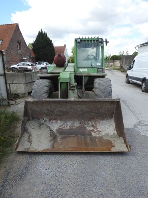 un tracteur garé sur le bord de la route