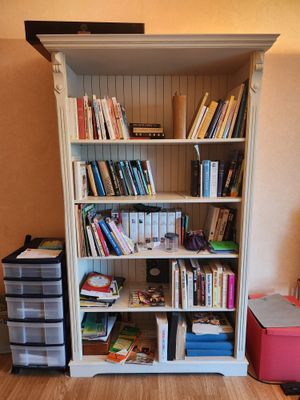 une bibliothèque remplie de livres