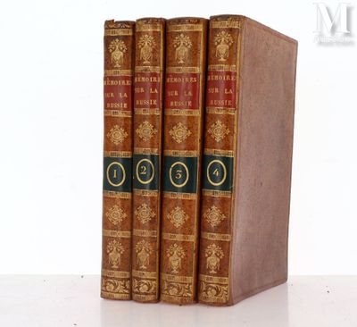 trois livres sont empilés sur une table