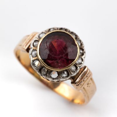 une photo d'une bague sertie d'une garnétite