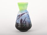 un vase en verre sur lequel est représenté un bateau