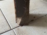 un gros plan sur le dessous d'une table en bois