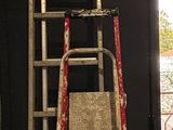 une échelle appuyée contre le mur
