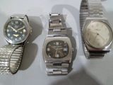 trois montres posées côte à côte sur une table