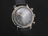 gros plan d'une montre sur fond noir