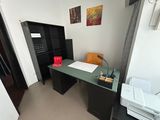 un bureau équipé d'un ordinateur et d'une imprimante, situé dans une pièce