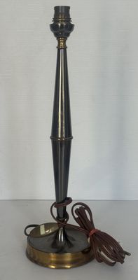 l'image d'une lampe posée sur une table