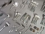 beaucoup de cuillères et de fourchettes en argent sur la table