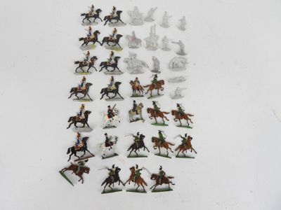 de nombreuses figurines représentant des personnes à cheval sur un fond blanc