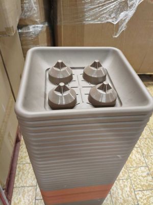 une cuisinière avec quatre feux, installée dans une pièce