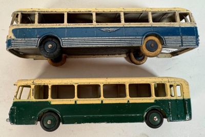 deux petits bus posés l'un à côté de l'autre sur une table